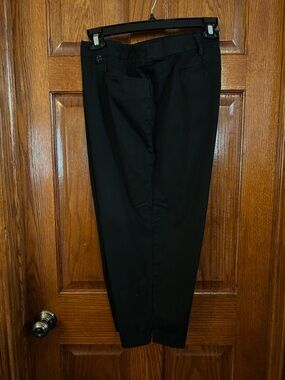 Counterparts 20W Woman’s Black Capris With Pockets
